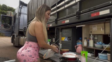A vida na boleia de uma caminhoneira acidentes, comida na estrada, solidão... 10 A vida na boleia de uma caminhoneira acidentes, comida na estrada, solidão...