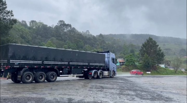 Carro vazio como faz pra descer a serra molhada.. pode ligar freio motor sim ou não?