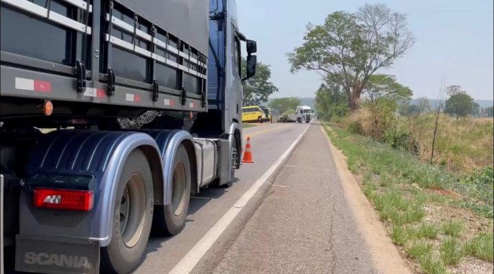 Paradinha de pista pra remover um ônibus.. imprevistos que acontece no trecho…