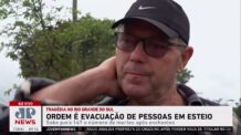 Morador se emociona ao falar situação da sua casa em Esteio (RS)