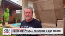 Moradores tentam recuperar o que sobrou no RS