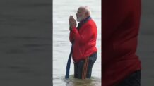 Narendra Modi participa de ritual no Kumbh Mela após tragédia que deixou 30 mortos #shorts