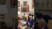 Presidente Trump presenteia o primeiro-ministro indiano com seu livro durante reunião #shorts