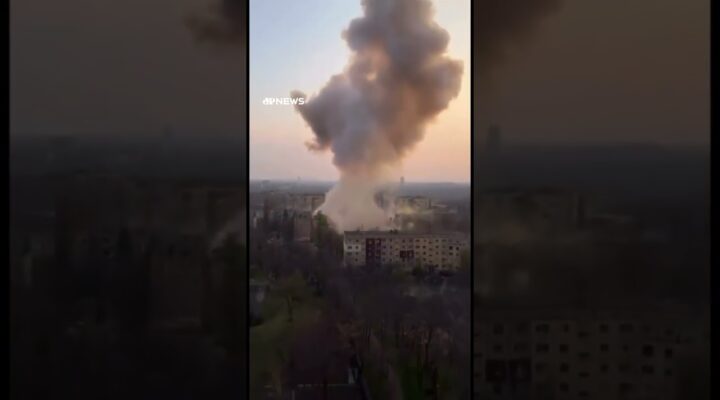 Bombardeio russo mata 18 pessoas em Krivoi Rog, na Ucrânia, incluindo seis crianças #shorts