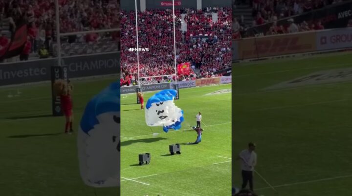 Paraquedista fica preso em telhado de estádio durante evento na França #shorts